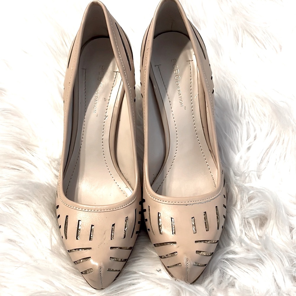 BCBG super fun platform heel with gold sparkle design size 8.